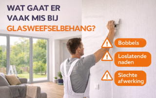 Wat gaat er vaak mis bij glasweefselbehang? Bobbels, loslatende naden en slechte afwerking.